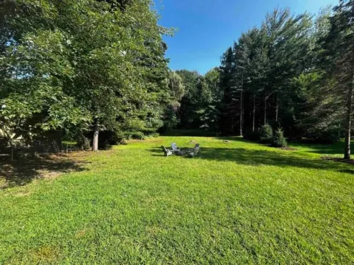 Updated, bright, and peaceful cottage in Lakeside Hotels in Chikaming Township