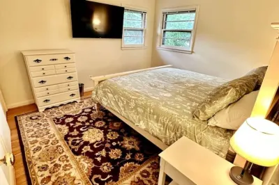 Sunny Hilltop 2-BR Top Floor in Arlington Hotels in Cherrydale