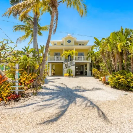 "Walk On The Beach " house~3 bed, heated pool, 3min walk to the Bean Point Beach