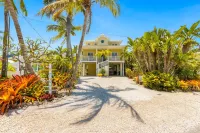"Walk On The Beach " house~3 bed, heated pool, 3min walk to the Bean Point Beach Hotels in Anna Maria