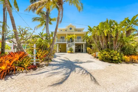 "Walk On The Beach " house~3 bed, heated pool, 3min walk to the Bean Point Beach