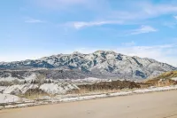 Sleeps 10, fast wi-fi, near Snowbasin - Beautiful, spacious, and charming!