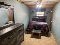 Charming Eagle Bay Cottage — 2 min walk to private Fourth Lake beach!