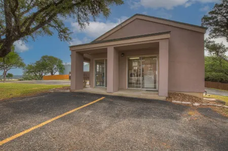 Canyon Lake condo, a short drive to New Braunfels, boat & trailer parking