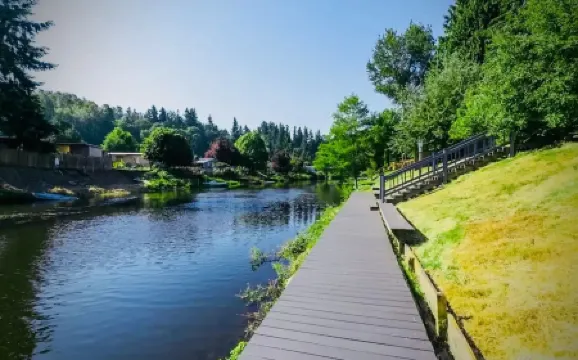 River Inn Cabin Theme Flat w/ Dock