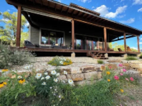 Cozy, secluded home close to everything. 15 min to town and skiing.