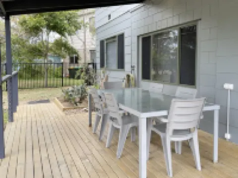 Sandy Bottom self-contained  unit - Hear the waves while you sleep. Hotels in Broulee