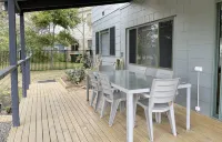 Sandy Bottom self-contained  unit - Hear the waves while you sleep. Hotels in Broulee