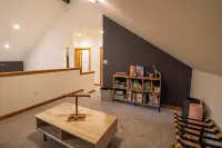 Winter is Here! Sleeps 8 - Hot Tub - Fire Pit