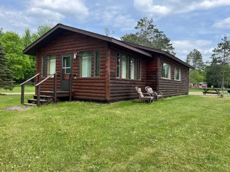 EAGLE LODGE - Large log cabin on the E. Fork of Chippewa River