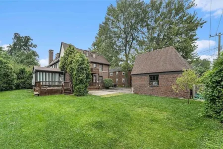 Beautiful 1920s Historic Home with Screened Porch‼️ Отели в г. Гросс Пуэнт Парк