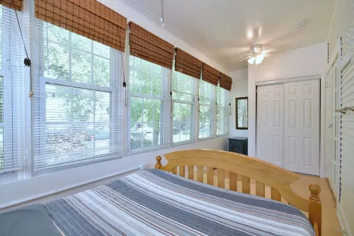 5 bedroom with 5 beds and 2 bathrooms