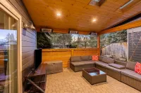 Downtown Sisters Modern Home Ideal Location! Dogs!