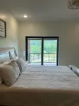 Living Waters Estates, Elegant 3 BR Home with kids area, hot tub, sleeps 12