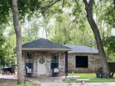 Peaceful Creekside Cottage - quiet, clean and lots of amenities! Hotels in Midlothian