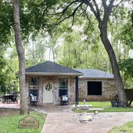 Peaceful Creekside Cottage - quiet, clean and lots of amenities!