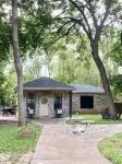 Peaceful Creekside Cottage - quiet, clean and lots of amenities!