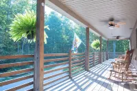 Kingsville Lodge Private Retreathot tub, pond, boats, gameroom, + more