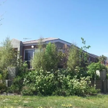 Majura House - home away from home Отели в г. Уотсон