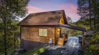 Mountain Views, Hot Tub, Pet-Friendly, 3BD/2BA Cabin