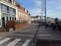 Apartment facing sea and beach, sleeps 4, WIFI. 3-star rating