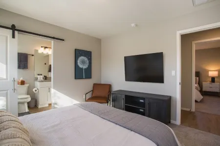 Brand New Stylish Condo Close to Old Town and Downtown Отели рядом с достопримечательностью «Альбукерке Ботаникал Гарден»