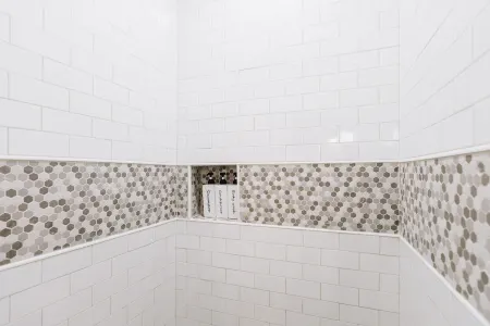 Mid Century 1/4 mile to Downtown Main Street - breweries, coffee, dining, shops