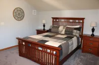 Family getaway, pool, bunk room, private deck, close to lake and Thunder Ridge