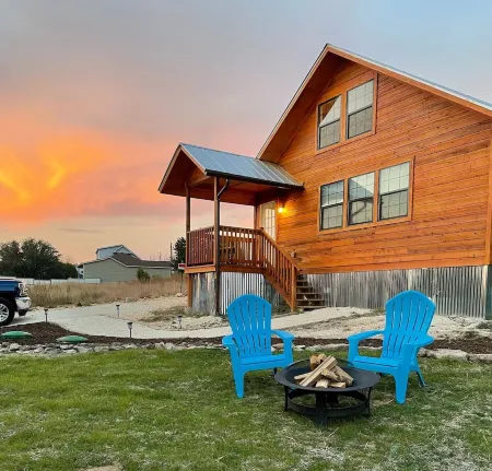 The Lonesome Dove Lake Cabin Отели в г. Каньон Лейк