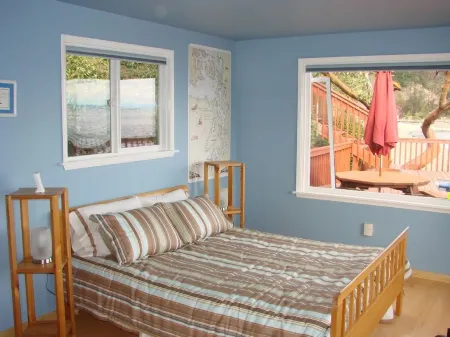 Clam Cove Cottage on South Vashon Island Beachfront Отели рядом с достопримечательностью «Lavender Hills Farm»