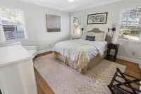 Green Door...:Renovated Cozy Cottage Centrally Located