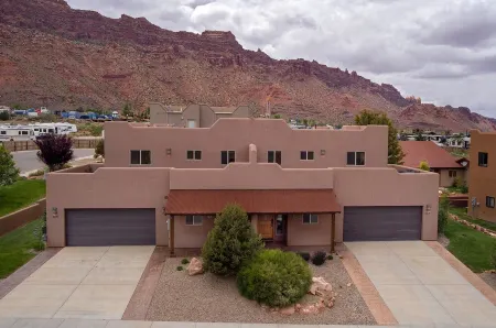 SG1 Stunning Views + Private Hot Tub - Charming Moab Retreat - Near Arches Park