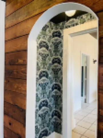 Eclectic cottage, steps from downtown Hotels in Carlton