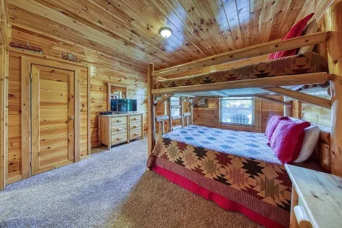 Views! Sleeps 16! 4Bed 4Bath. 5 Min to Pigeon Forge!