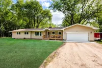 Spacious house with amazing back yard 10 min from the beach