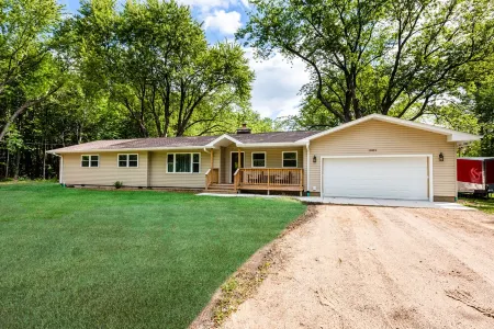 Spacious house with amazing back yard 10 min from the beach