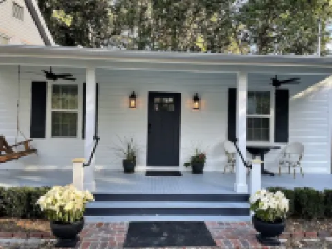 Charming & Quaint - Fully Restored Historic Cottage at Camellia Cottages