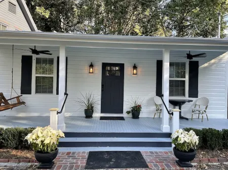 Charming & Quaint - Fully Restored Historic Cottage at Camellia Cottages