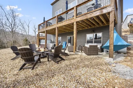 New Lakefront Cabin - Lake Views - Large Hot Tub - Firepit Отели в г. Скотт Тауншип