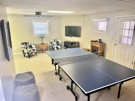 Escape to Lake Chatuge! Stunning views of the mountains and lake!