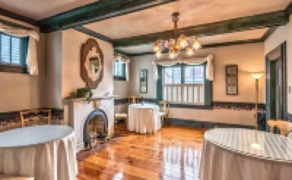 Charming Family & Pet Friendly Stay. 1 Block to Main St.Walk to Dine, Sip & Shop