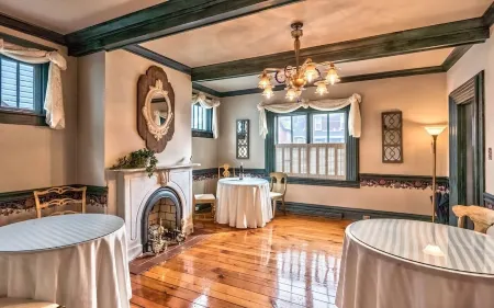 Charming Family & Pet Friendly Stay. 1 Block to Main St.Walk to Dine, Sip & Shop