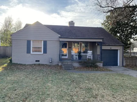 Cheerful quaint home in prime Tulsa area. Отели рядом с достопримечательностью «Expo Square»