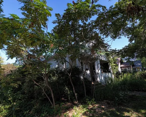 Bohemian 3-bedroom house with private yard in charming neighborhood Hotels in Vermillion