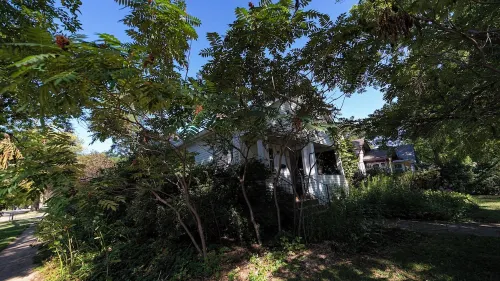 Bohemian 3-bedroom house with private yard in charming neighborhood Hotels in Vermillion