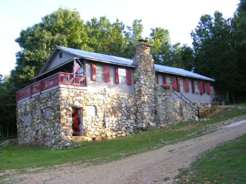 Large remolded hunting lodge with beautiful views of the Spring River Falls Hôtels à : Comte de Sharp