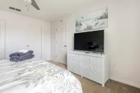 Retreat with bike access/full kitchen/Fence yard/board games/mins from Orlando Hotels in Tavares