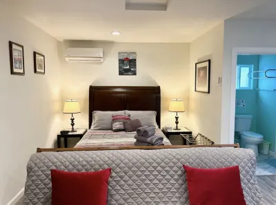 Comfy & Inviting Poolside Casita w/ Laundry & Fruit Trees
