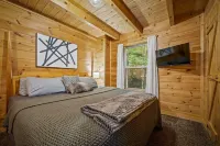 Seclusion Mt. View 3 King Screened Deck Hot Tub Pool Table Pigeon Forge