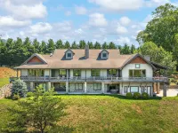 Luxury Mountain Estate w Panoramic Mountain Views